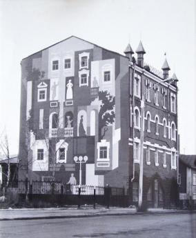 Тимуш В.Ф. Старый город. 1989. Оформление брандмауэра на ул. Гоголя. Суперграфика, кремнеорганические краски. 15 х 22 м.