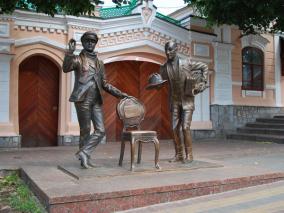 Скульптура героям романа «12 стульев»: Фото В.Михайлова. НА-СВЯЗИ.ru