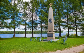 [8] Памятник  на месте, где находился дом Петра I.