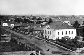 На переднем плане - дом купца Суханова