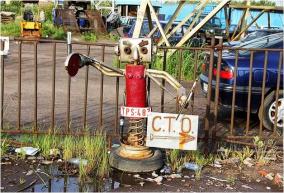 Забавные монументы на Софийской улице