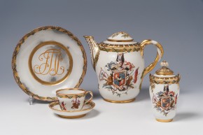 Предметы из сервиза с гербом и монограммой Румянцева