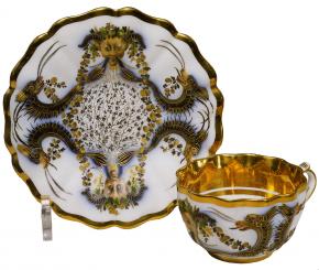 Чашка с блюдцем с изображением драконов и масок букраний