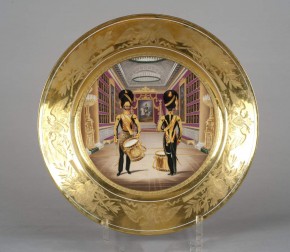 Тарелка с изображением барабанщиков роты Дворцовых гренадер в Галерее 1812 года Зимнего дворца