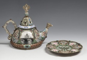 Чайник с крышкой и блюдце