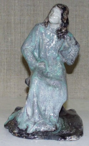 Фигура сидящей девушки