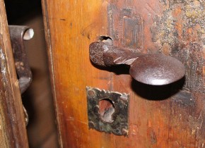 Замок дверной