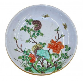 Блюдо с изображением пионов и бабочек