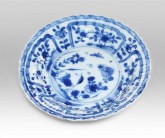 Блюдце с изображением птицы и цветов