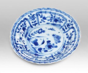 Блюдце с изображением птицы и цветов