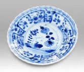 Блюдце с изображением уточки с поднятой головой и цветов