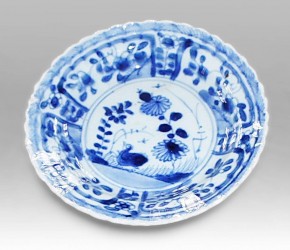 Блюдце с изображением уточки с поднятой головой и цветов