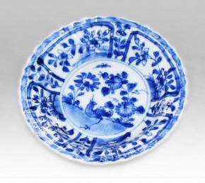 Блюдце с изображением птицы и цветов