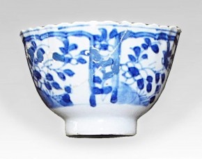 Чашечка с изображением цветов