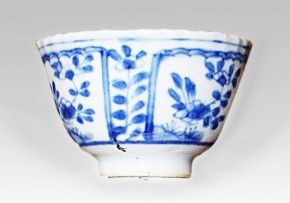 Чашечка с изображением цветов