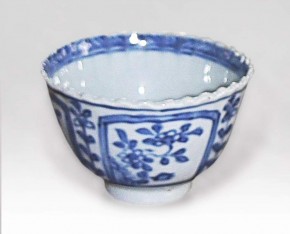 Чашечка с изображением цветов