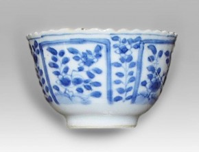 Чашечка с изображением цветов