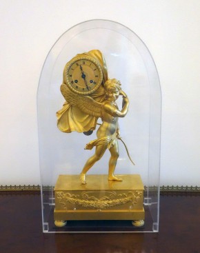 Часы каминные, бронзовые, золоченые с амуром, сбрасывающим покрывало с циферблата часов