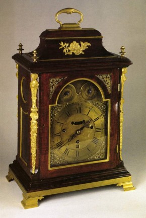 Часы каминные в корпусе красного дерева с бронзой, курантами