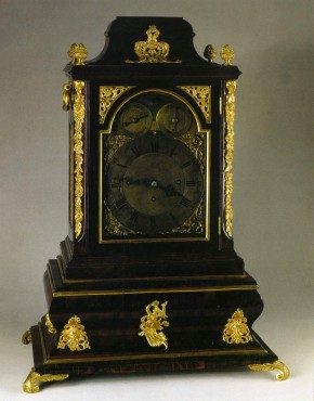 Часы каминные в корпусе красного дерева с бронзой, с курантами