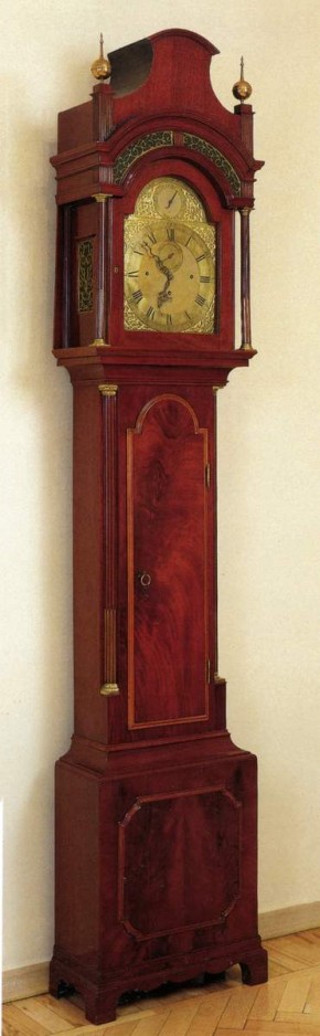 Часы напольные в корпусе красного дерева
