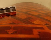 Шкафчик угловой наборного дерева, столешница зелено-серого мрамора