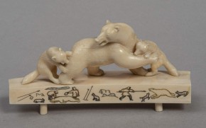 Скульптура «Белый медведь и две собаки»