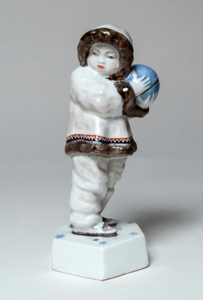 Ребенок-чукча с мячом