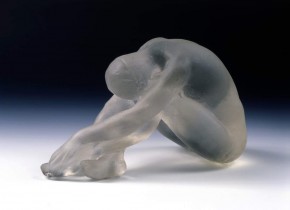 Сидящая девушка