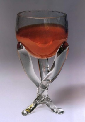 Бокал на трех ножках