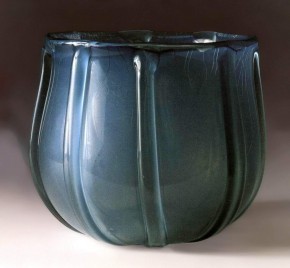 Ваза с накладными рельефными жгутами