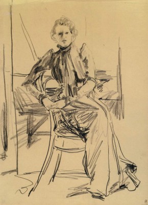 Сидящая молодая женщина