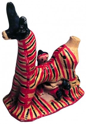 Женщина доит корову