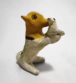 Стоящий зверь с птицей в лапах