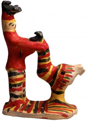 Солдат кормит курицу