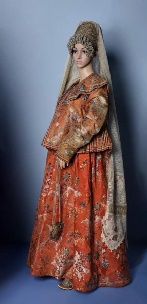 Женский праздничный городской костюм