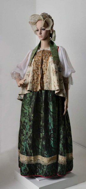 Девичий праздничный костюм