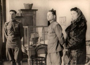 Красноармейцы после освобождения Ялты. В спальне А. П. Чехова