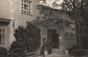 Советские воины у входа в дом А. П. Чехова