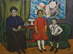 Семейный портрет (на фоне китайского панно)