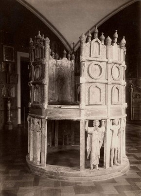 Амвон в зале Отделения Христианских древностей