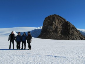 Делегация Русского музея возле нунатака