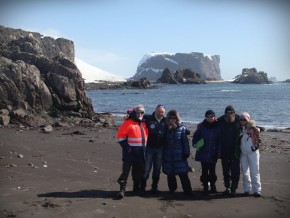 Сотрудники Русского музея на берегу Южного океана