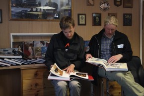 Сотрудники станции Беллинсгаузен изучают каталоги Русского музея