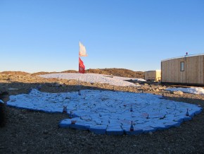 Карта Антарктиды, выложенная зимовщиками на станции Новолазаревская