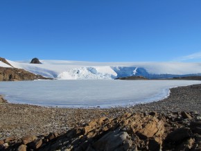 Озеро в оазисе Ширмахера