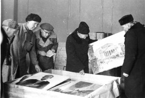 Вскрывают ящики с картинами, возвращенными из эвакуации