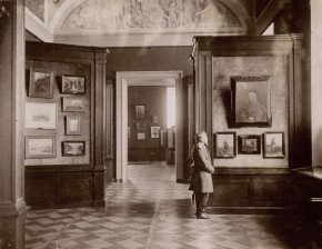 В зале с акварелями П. П. Соколова. Коллекция М. К. Тенишевой