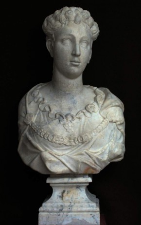 Женщина с драгоценной цепью