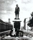 Уменьшенное повторение памятника Петру I